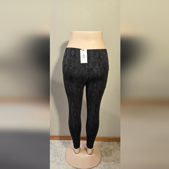 NWT tasc Performance ALLways 7/8 Pocket Leggings Black Snake Size Small - Picture 4 of 8